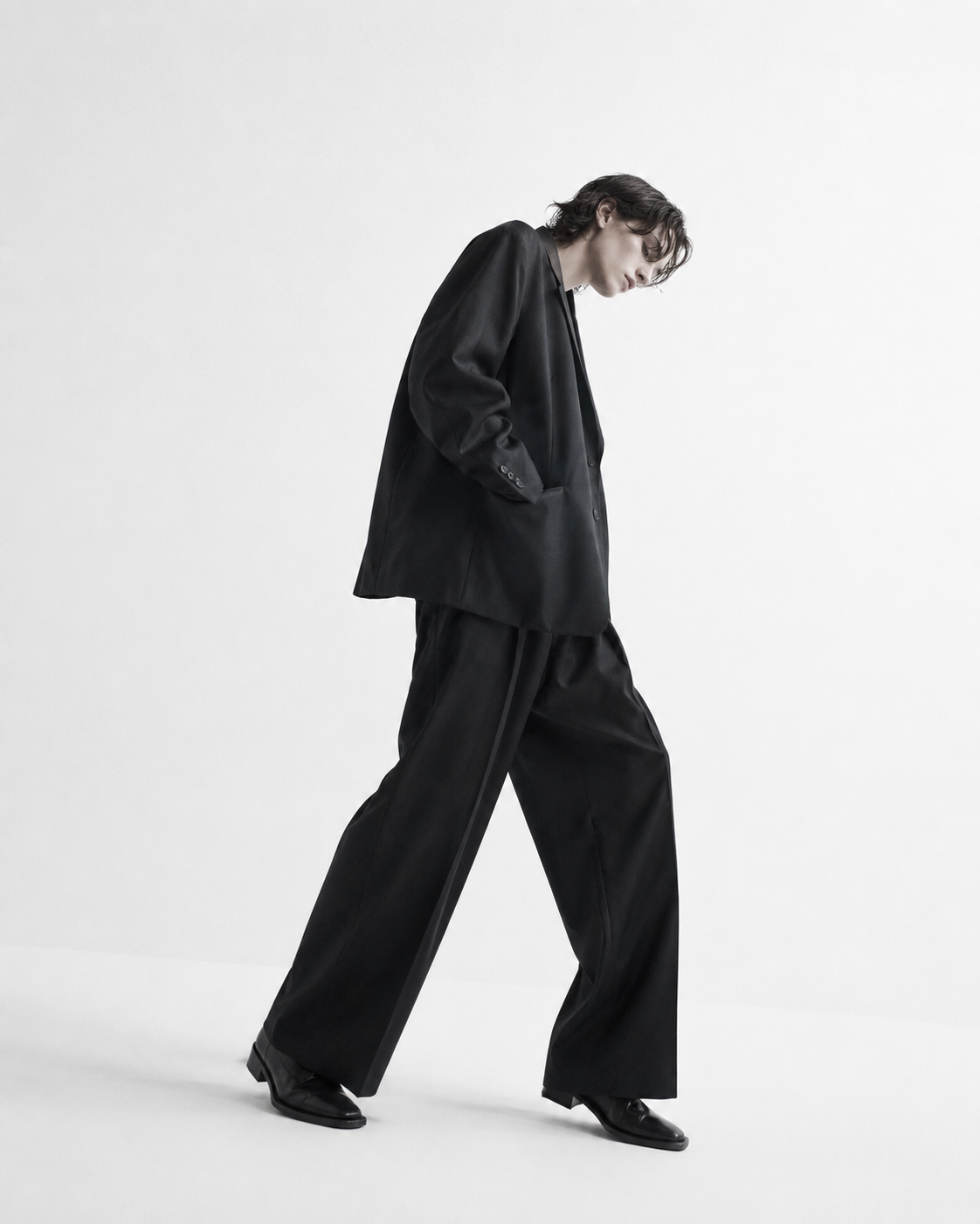黒のジャケットとワイドパンツを着たルックブック写真